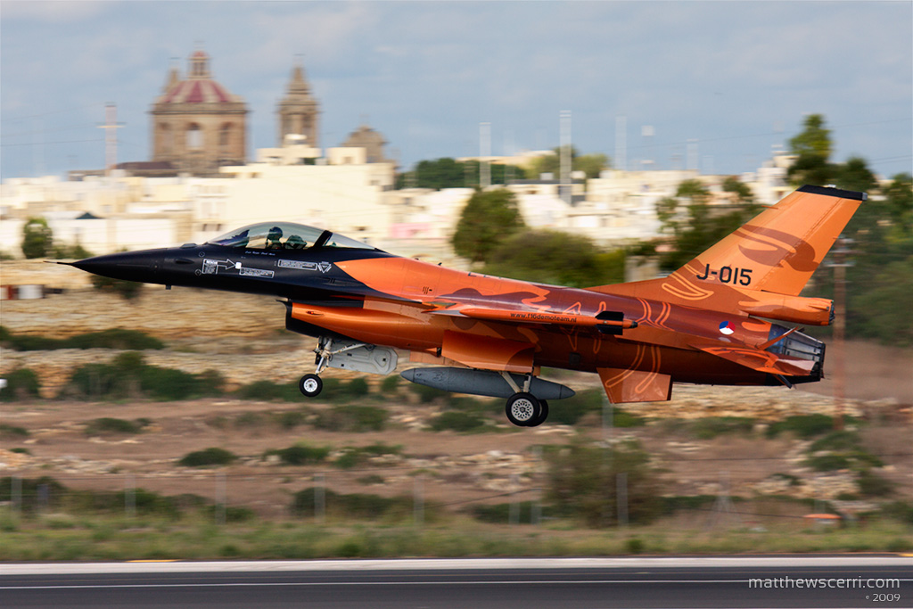 IMAGE: http://www.matthewscerri.com/gallery/MaltaAirshow2009/_MG_0344.jpg